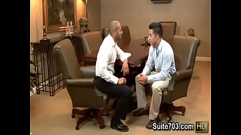Preview 3 of Dame Duro Que Rico Gay Xxx - Gays Hunter and Leo have wild sex at work only on Suite703
