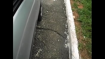 Preview 1 of Violee Devant Sa Famille - esposa mostrando a buceta na rua