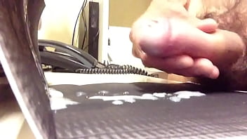 Preview 4 of Stuck 1 - sborrata handjob.MOV