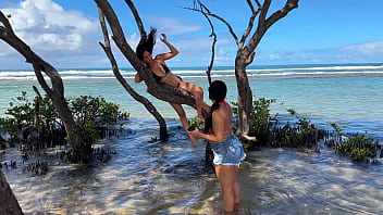 Preview 4 of Japanese Sister Friend In House - Duas gostosas curtindo a praia da Enseada dos Corais - Cabo - PE