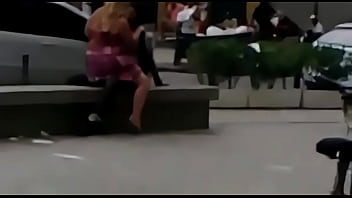 Preview 1 of Jtikeqebt - Casal &eacute_ flagrado transando (Gomes Freire) / Couple having sex in downtown Rio.