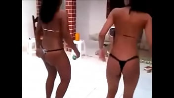 Preview 2 of Dicke Reife Frau Spritzt Ab - 2 Amazing Girls Dancing Ass