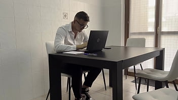 Preview 1 of Devliry Kses - oggi la mia segretaria e&#039_ venuta a lavoro vestita in modo molto provocante e si e&#039_ masturbata sotto al tavolo,  non ho resistito e le ho scopato bocca, figa e culo