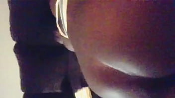 Preview 1 of Tube Interracial Public - Dildo Largo en Culo
