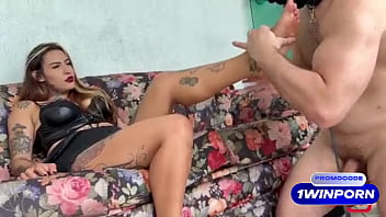 Preview 3 of Inden Dp - Mostrando quem &eacute_ que manda pro meu escravo chupando gostoso o meu pezinho lindo