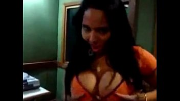 Preview 1 of Tiny Xxx Washroom - Mulher Mel&atilde_o dan&ccedil_ando funk