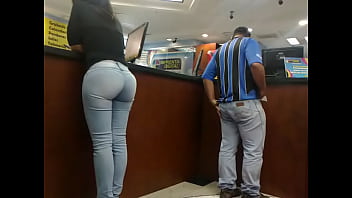 Preview 2 of Maa Or Br - Morena Culona de jeans en el Orinokia Mall Parte 2
