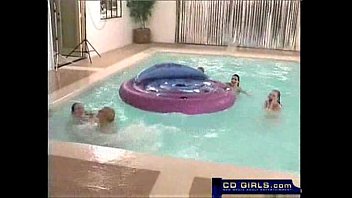 Preview 1 of 11 Ageteen - Six jovencita lesbiana piscina parte org&iacute_a