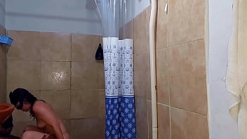 Preview 4 of Mayitwo Porno - Marido encontrou gostosa no banho e n&atilde_o resistiu e enfiou a vara nela