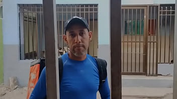 Preview 1 of Arib Six Move - El repartidor acaba foll&aacute_ndose a una gordita culona y ella acaba chup&aacute_ndole la polla hasta sacarle todo el esperma. real casero