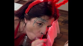 Preview 2 of Linda Durbesson Sex Videos - Especial de p&aacute_scoa - Enfiou cenoura na toca da coelhinha