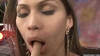 Preview 2 of Oid Xnxnx - A sexy shemale with a big cock is jerking off