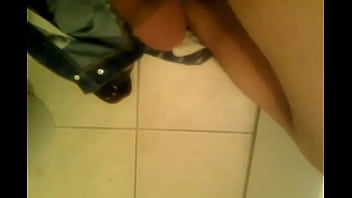 Preview 1 of Man Feet Slave Gay - me pajeo.en el ba&ntilde_o