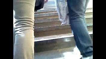 Preview 3 of Suck Back Side Man - Culazo de madura subiendo escaleras!!// Mature ass in ladders