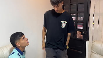 Preview 1 of Gay Nutt - La sucia madrastra de mi mejor amigo me seduce con su grande culo mientras hace aseo,  yo me aprovecho que no estan en casa y la follo.