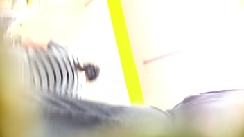 Preview 1 of Ganda Hendati Sixy - Por baixo da saia da gatinha no supermercado