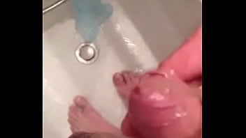 Preview 1 of Nuru Deauxma - Pisse sous la douche