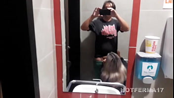 Preview 1 of Girls Xxx Com Small - Loirinha faz boquete no Mc&#039_ Donald