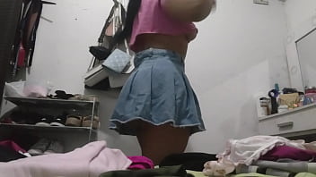 Preview 4 of Bra Chuchi - linda chica se agacha y se le ve el culo
