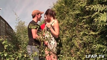 Preview 1 of Horny Cutie Use Guy - Double penetrations vaginales dans la nature pour cette cochonne