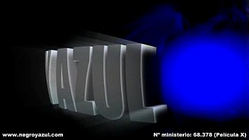 Preview 1 of Looking Hot Clip - Negro &amp_ Azul - Las Turistas Calientes