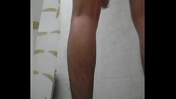 Preview 3 of Sans Abris - Tomando una ducha