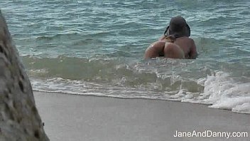 Preview 1 of Se Come El Tubo - Voyeur Fucks Hot Milf On The Beach