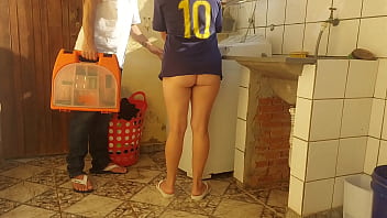 Preview 1 of Xxx Vedeo Mp - Dona de casa casada t&eacute_cnico paga de m&aacute_quina de lavar com a bucetinha