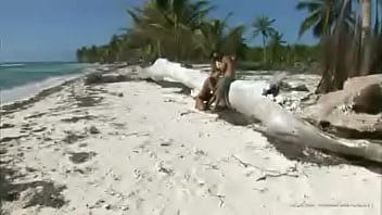 Preview 1 of Komplet Ocieplany Z Kapturem - A Threesome on the Beach Includes Anal Sex and Cum Sharing