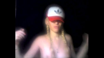 Preview 1 of Sissy Gefingert - le encanta la pija a dos manos