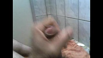 Preview 2 of Dos Maduras Follando A Un Tipo - punheta no banheiro