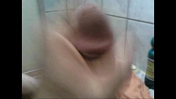 Preview 3 of Dos Maduras Follando A Un Tipo - punheta no banheiro