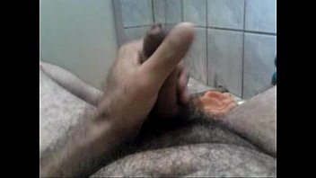 Preview 1 of Dos Maduras Follando A Un Tipo - punheta no banheiro