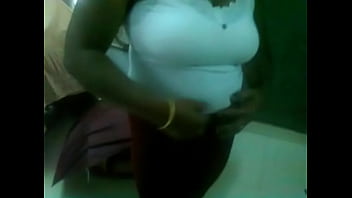 Preview 1 of Chica Mini Falda - mallu aunty showing boobs and ass