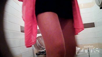 Preview 1 of Tamil Sri Diviya Sex Vidios - Glamorous babe changed the tampon