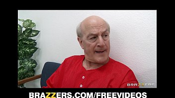 Preview 1 of Puri Xxx Video Hd - Sexy brunette doctor Raylene sucks her patient&#039_s big-cock