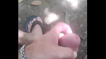 Preview 3 of Biga Ass Anal - O pau escapando no shorts no parque.