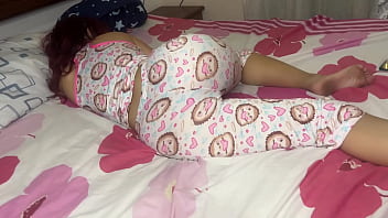 Preview 1 of Abo Zabe - El Culo de mi Inocente Hijastra de 18 A&ntilde_os En Pillama es una Delicia Para mis Ojos