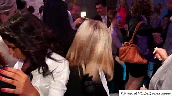 Preview 1 of Novinhas Praia Nudismo - Hot dancing orgy in the VIP club