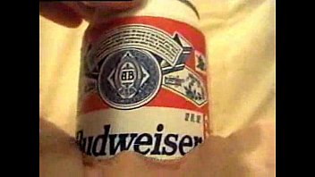 Preview 4 of Amateur Oglasi Porno - Sticking in a can of beer to satisfy the needs of her aching pussy