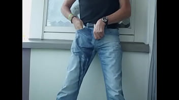 Preview 2 of Orgasm Webwebcam Cute - Jeans Piss auf dem Balkon...