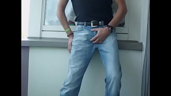 Preview 1 of Orgasm Webwebcam Cute - Jeans Piss auf dem Balkon...