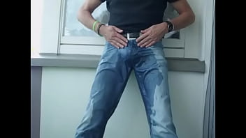 Preview 4 of Orgasm Webwebcam Cute - Jeans Piss auf dem Balkon...