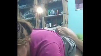 Preview 2 of Cum Guru - Le chupo la cola a mi novia mientras filmo con el celular