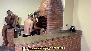 Preview 1 of Mom Fucking Son And Sons Friend - 3 amigos virgem foram fazer churrasco,  mas acabou um fudendo o cu do outro