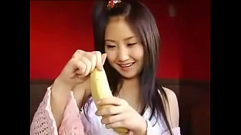 Preview 1 of Naomi94 Curly - Japonesa Chupando Uma Banana