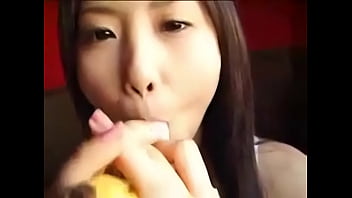 Preview 4 of Naomi94 Curly - Japonesa Chupando Uma Banana