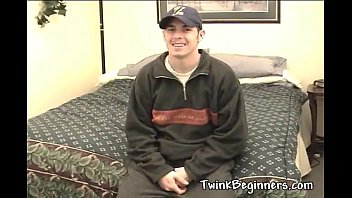 Preview 1 of Wwwcomx Pornvideos - Horny white dude jerks off in his bed