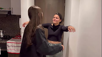 Preview 1 of 18yer Old Sex Foking - Mi esposa tiene una cita rom&aacute_ntica con otra mujer