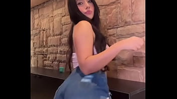 Preview 3 of Jogging Jungle - Gostosa dancando de shortinho branco curto enfiado no rabo